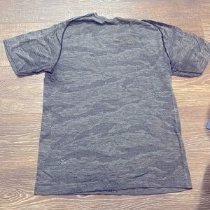Lululemon medium men’s t camo grey